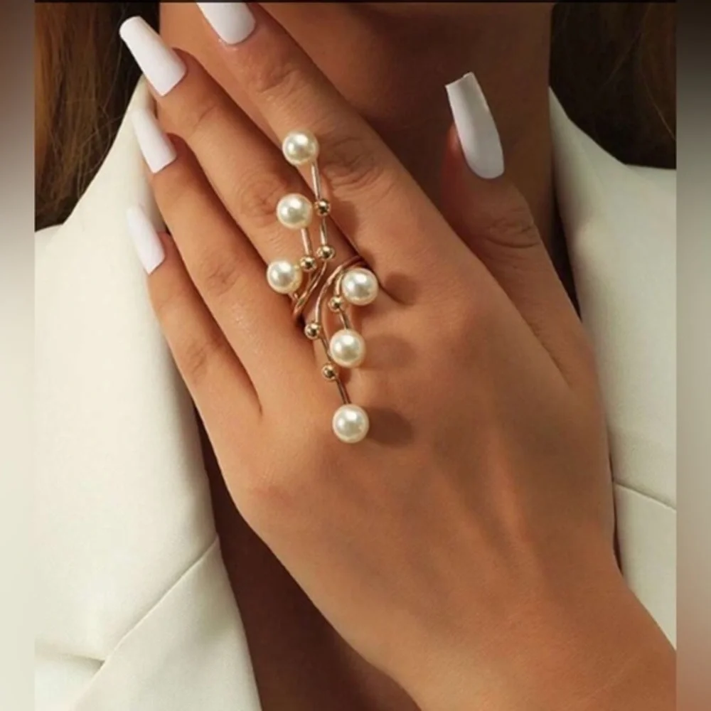✨NEW✨ Elegant Pearl and Crystal Statement Ring adjustable
